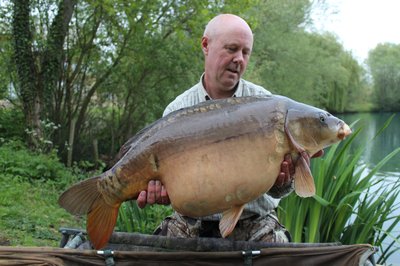 30-02 Paul Silence with one of 3 x 30lb+ Carp from the Cottage swim.JPG