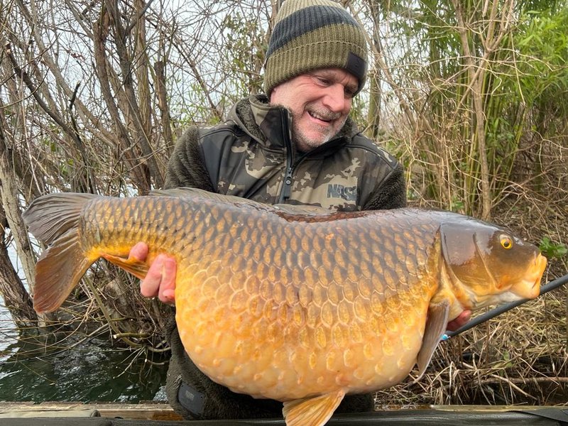 Darren Collins with a fat Common of 36lb from Grebe Lodge on Cherry Lake