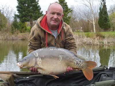 Brian Hamilton with a 24lb Mirror from Pochard Lodge
