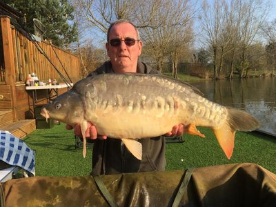 Gary Gardener with a 25-09 Mirror from Cherry Mere