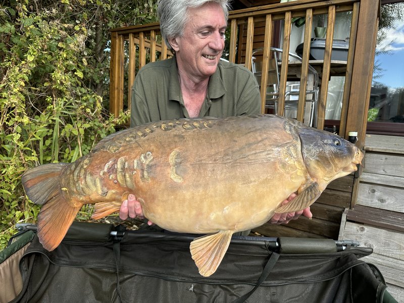 Andy Watts with a 45-04 Ghost Mirror. A new lake record