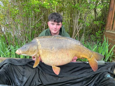 Tom Nixon-Taylor with a 40-08 Mirror