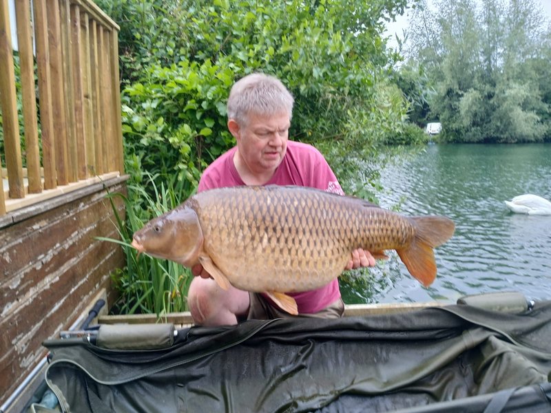 Peter Jones. 37-00 R