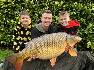 Steve Busby with his lads and a mint 32-08 Common from the Cottage swim32-08