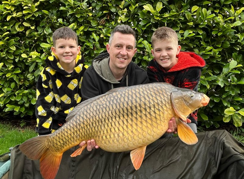 Steve Busby with his lads and a mint 32-08 Common from the Cottage swim32-08