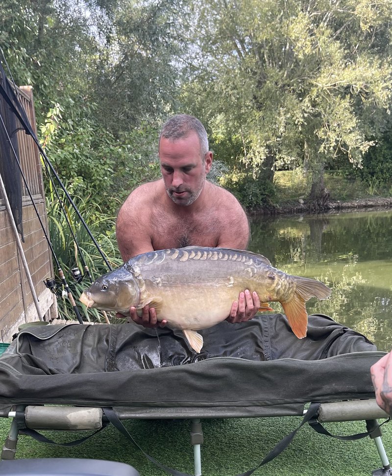 Steve Parris with his biggest Carp of the weekend. A PB Mirror of 27-04